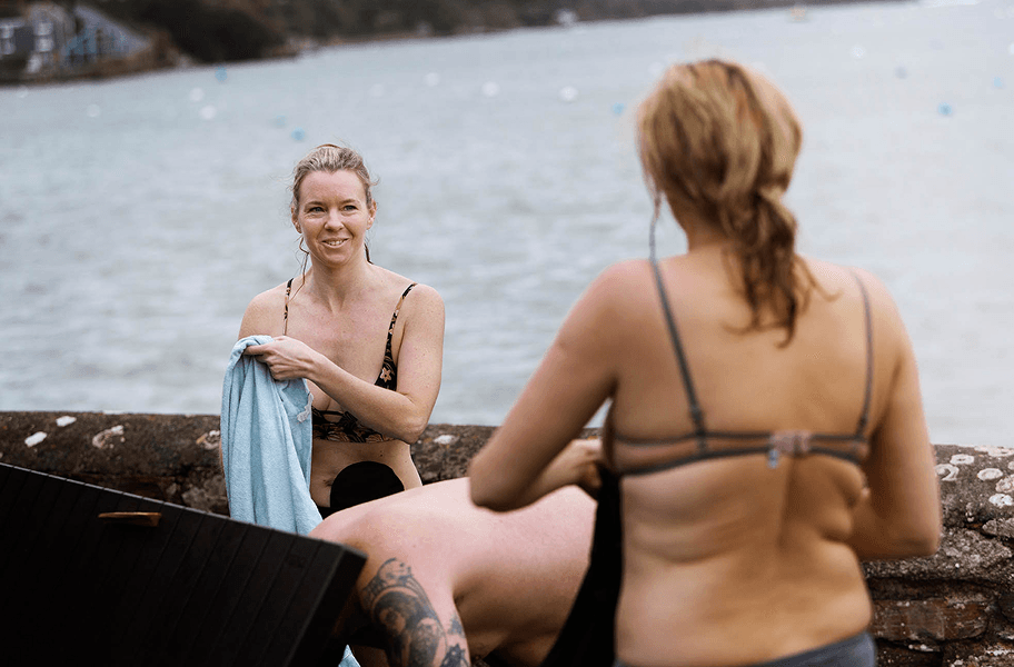 Frauen ziehen sich am Meer an