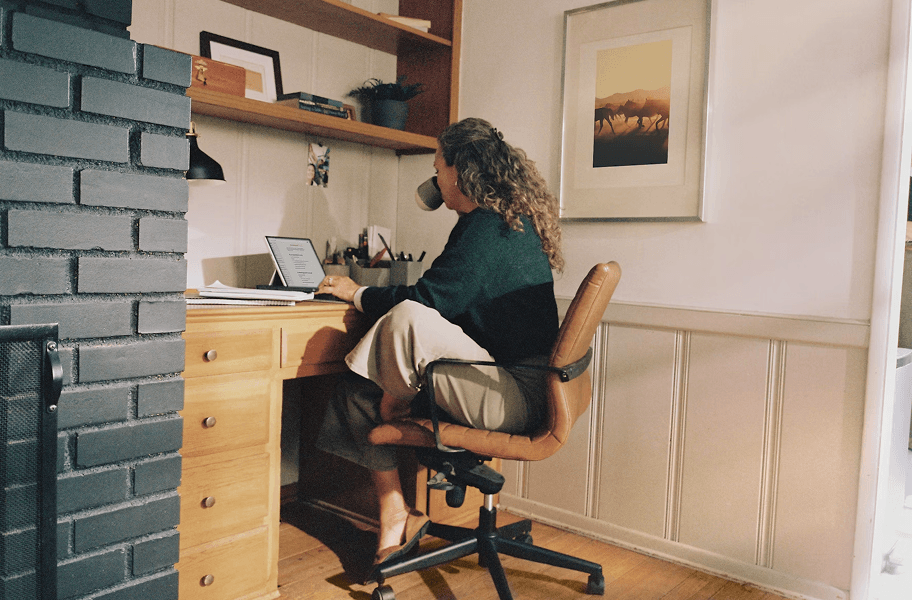 Frau arbeitet am Laptop zu Hause