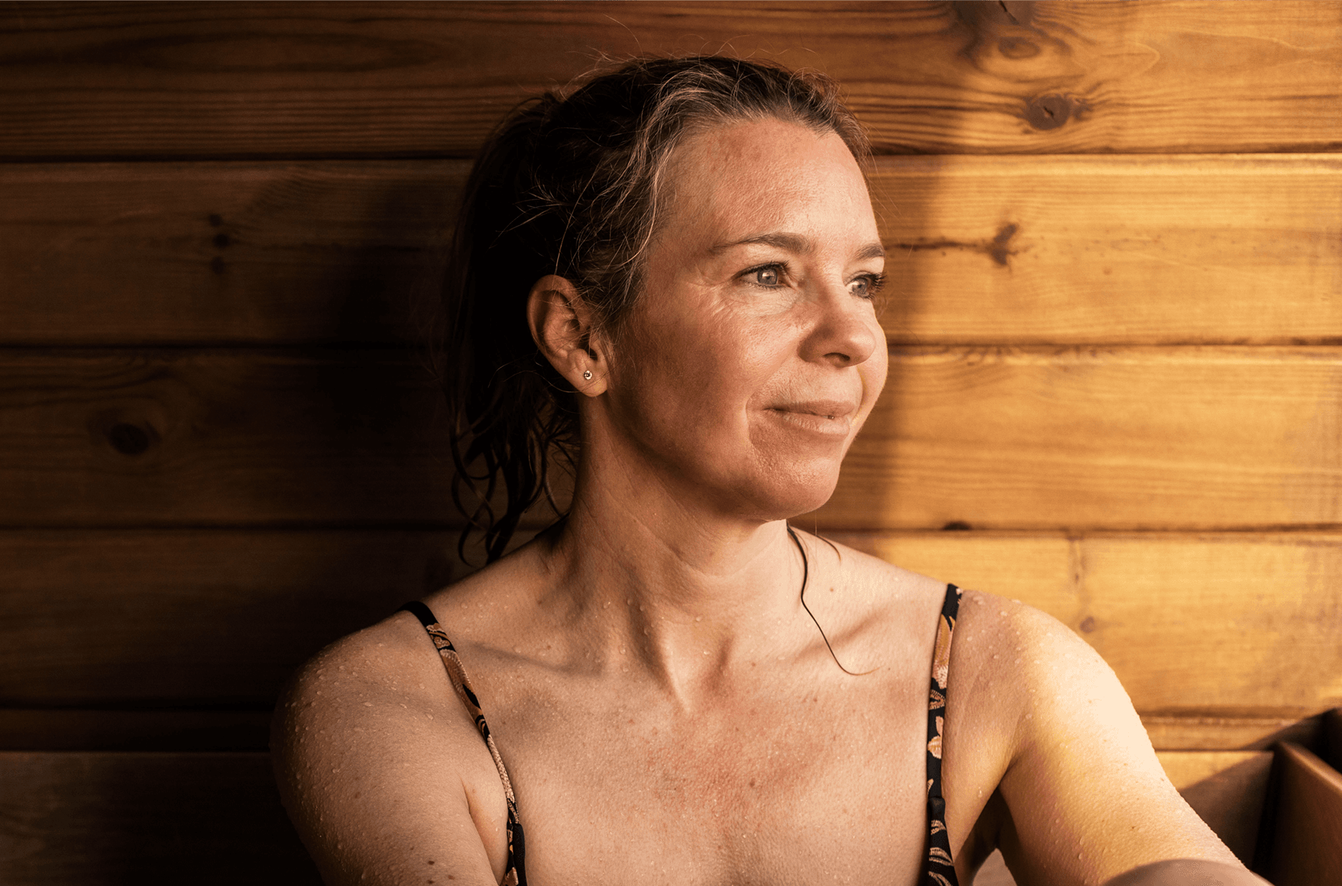 Frau sitzt in der Sauna